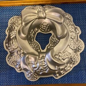 Nordic Ware Holiday Wreath Pan, like new, cast aluminum, lifetime warranty